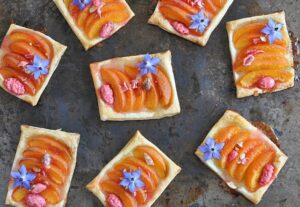 Tartelettes fines aux abricots et pralines roses