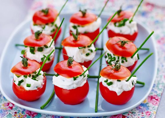 Tomates cocktail farcies au fromage frais et aux herbes